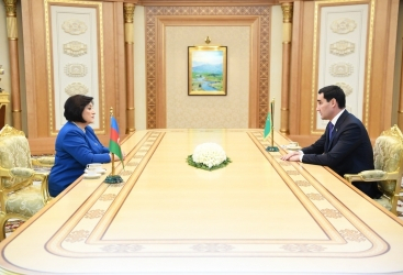 Presidenta de Parlamento de Azerbaiyán se reúne con el Presidente de Turkmenistán