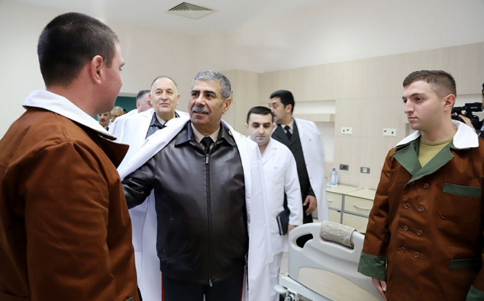  El ministro de Defensa se reúne con los militares en tratamiento en el hospital -  VIDEO  