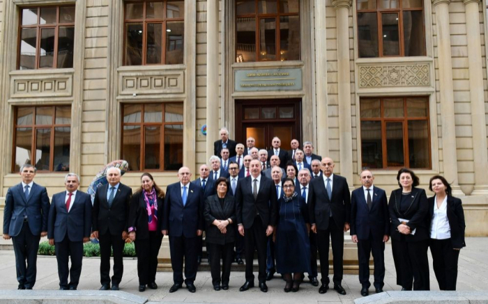   Presidente Ilham Aliyev se familiariza con las condiciones creadas en el edificio administrativo de la Comunidad de Azerbaiyán Occidental  