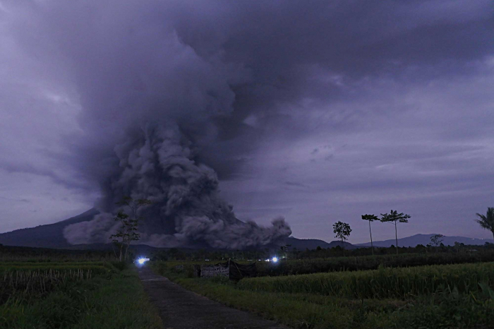 Le volcan Semeru en alerte maximale après une éruption en Indonésie