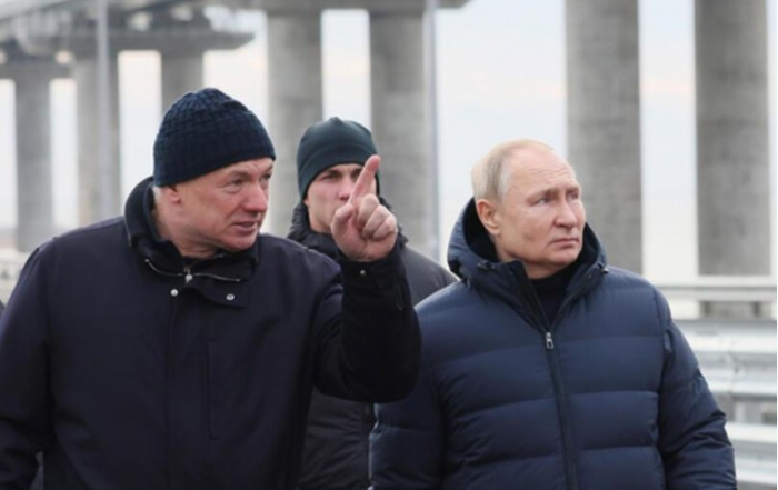  Putin “Mercedes-Benz”i partlayış olan körpüdə sürdü -  VİDEO  