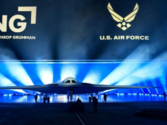 Les USA dévoilent leur nouveau bombardier furtif B-21