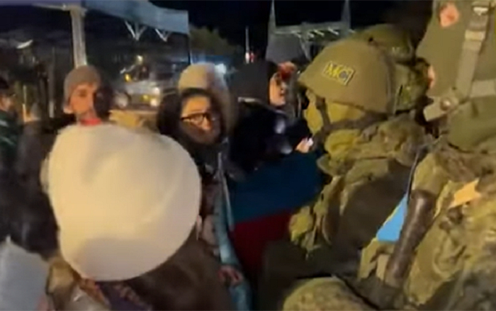 Aksiya iştirakçıları sülhməramlıların qarşısında “Sarı Gəlin”i oxudular - VİDEO Aksiya iştirakçıları sülhməramlıların qarşısında “Sarı Gəlin”i oxudular - VİDEO