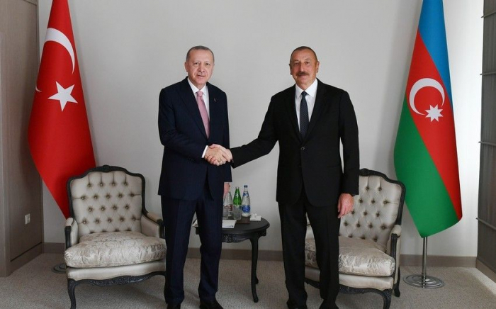 Azərbaycan və Türkiyə dövlət başçılarının şərəfinə rəsmi nahar verilib
Azərbaycan və Türkiyə dövlət başçılarının şərəfinə rəsmi nahar verilib