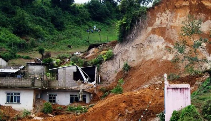 Malayziyada torpaq sürüşməsi,    21 nəfər ölüb   