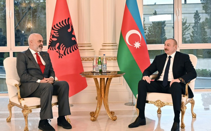  El Presidente Aliyev se reunió cara a cara con el Primer Ministro de Albania 