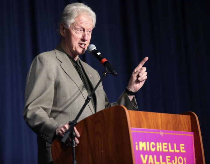 Etats-Unis : Bill Clinton testé positif au Covid avec des «symptômes légers»