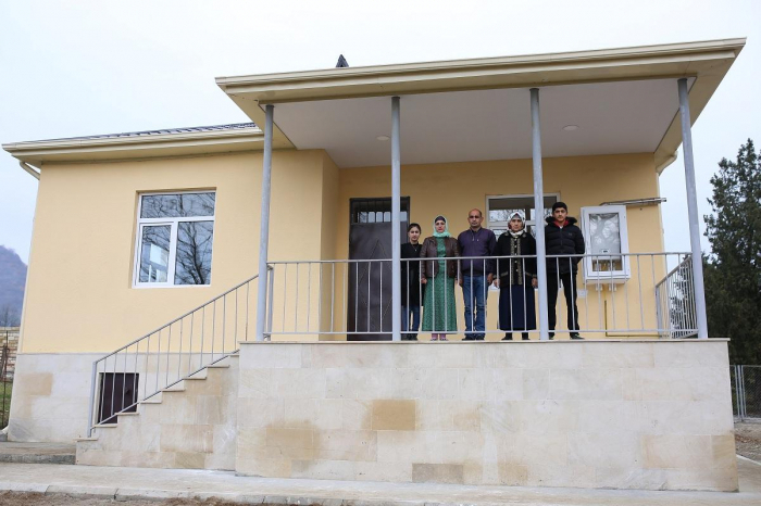 Tərtərdə müharibədən sonra tikilən evlərin sənədi verilib Tərtərdə müharibədən sonra tikilən evlərin sənədi verilib