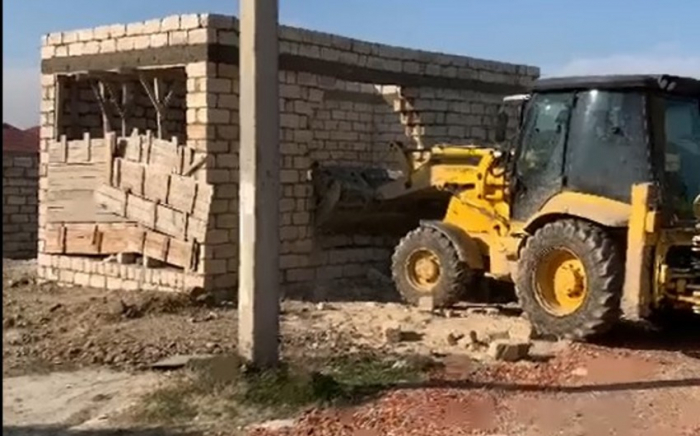 Abşeronda qanunsuz tikili sökülüb Abşeronda qanunsuz tikili sökülüb