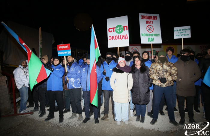   Aserbaidschanische Aktivisten setzen friedlichen Protest auf der Latschin-Chankendi-Straße trotz des kalten Wetters fort  