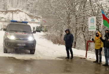 Laçın-Xankəndi yolu: Sülhməramlıların maşını keçdi Laçın-Xankəndi yolu: Sülhməramlıların maşını keçdi