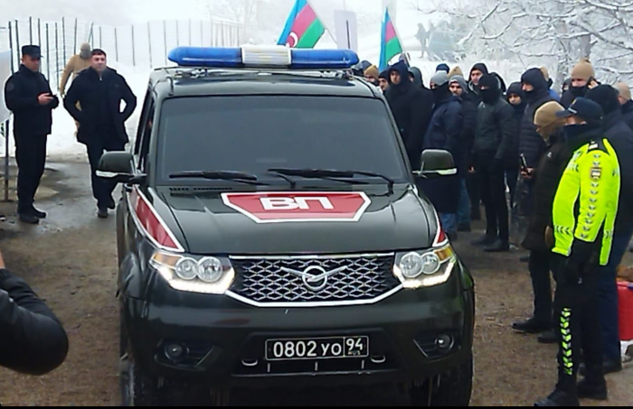  Vehicles of Russian peacekeepers again pass freely along Lachin-Khankendi road amid protests 