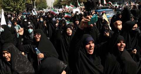 Iran protests: Crowd gathers outside prison in bid to stop executions