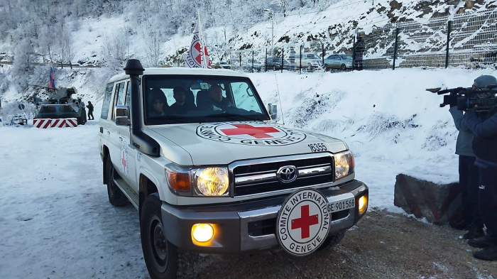 ICRC cars freely passing along Lachin-Khankendi road amid Azerbaijani activists