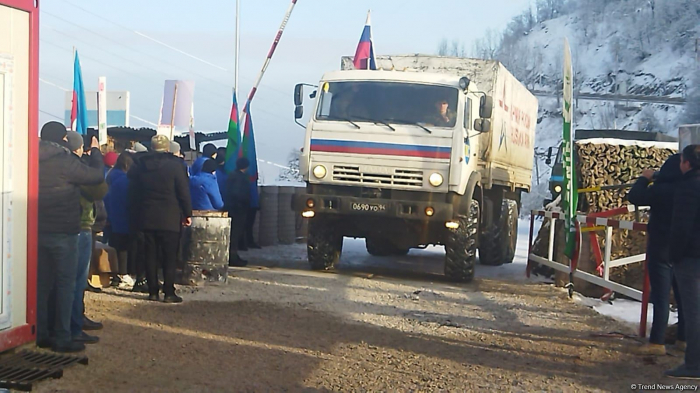   Vier Lastwagen mit russischen Friedenstruppen fahren frei entlang der Latschin-Chankendi-Straße in Aserbaidschan  