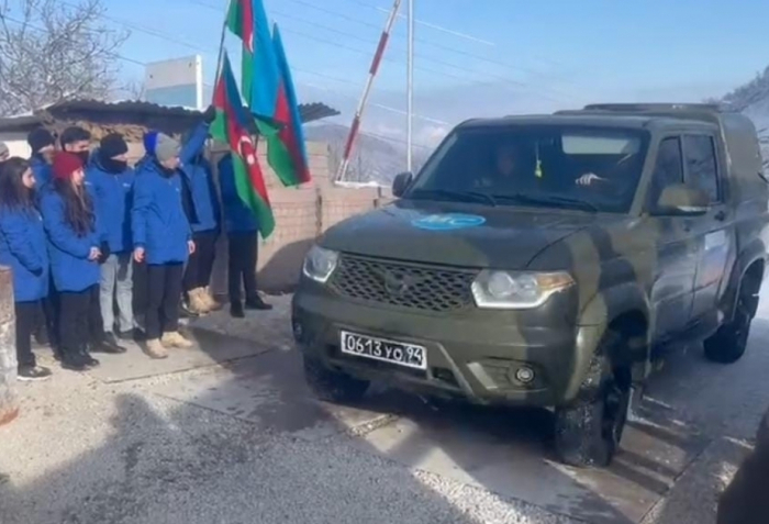   Personenwagen der russischen Friedenstruppen passiert das Protestgebiet ungehindert  