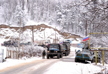 Una columna de vehículos de las fuerzas de paz rusas transitaron libremente por la carretera Lachin-Khankandi