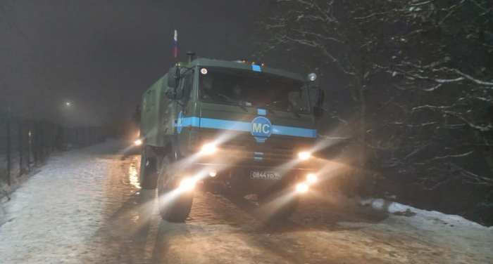   Versorgungsfahrzeuge der russischen Friedenstruppen fahren ungehindert entlang der Latschin-Сhankendi-Straße in Aserbaidschan  