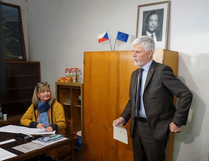 Former NATO general, ex-prime minister seen leading Czech presidential election