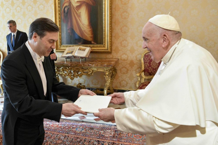   Azerbaijani Ambassador presents his credentials to Pope Francis  