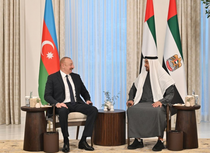   Präsident Ilham Aliyev trifft sich mit dem Präsidenten der Vereinigten Arabischen Emirate Scheich Mohamed bin Zayed Al Nahyan  