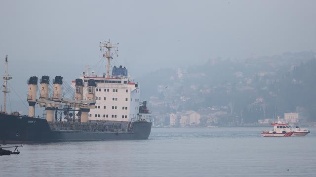       Yük gəmisi saya oturdu,    İstanbul boğazında hərəkət dayandı   