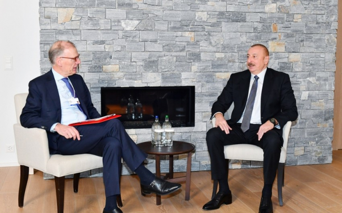  Ilham Aliyev traf sich in Davos mit dem Präsidenten und Vorsitzender der "Carlsberg Group" 
