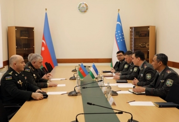  Azerbaiyán y Uzbekistán debaten la cooperación en educación militar