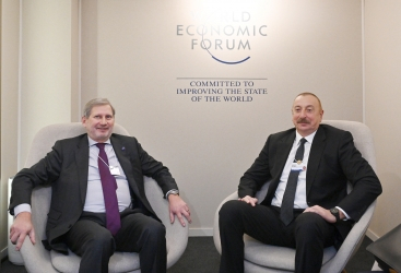  El Presidente Ilham Aliyev se reunió en Davos con el Comisario Europeo de Presupuesto y Administración 