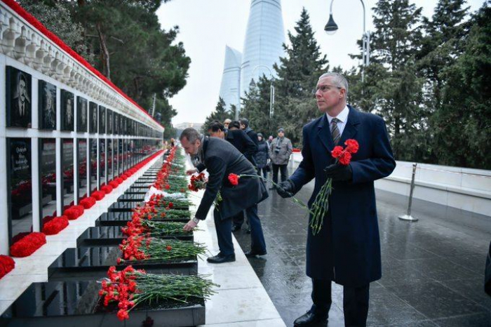   Britischer Botschafter in Aserbaidschan besucht die Allee der Märtyrer in Baku  