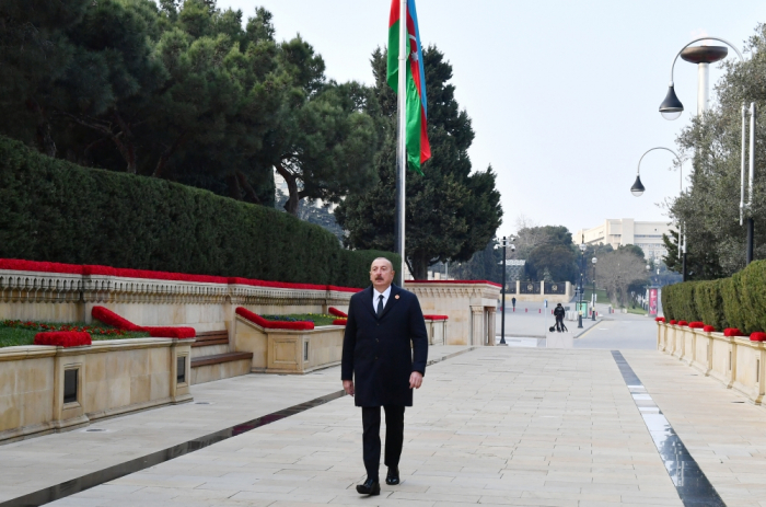   Präsident Ilham Aliyev besuchte am 33. Jahrestag der Tragödie vom 20. Januar die Allee der Märtyrer  