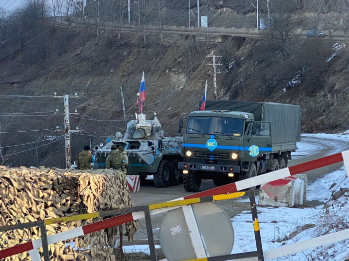   Zwei weitere Lastwagen mit russischen Friedenstruppen fahren frei entlang der Latschin-Chankendi-Straße  