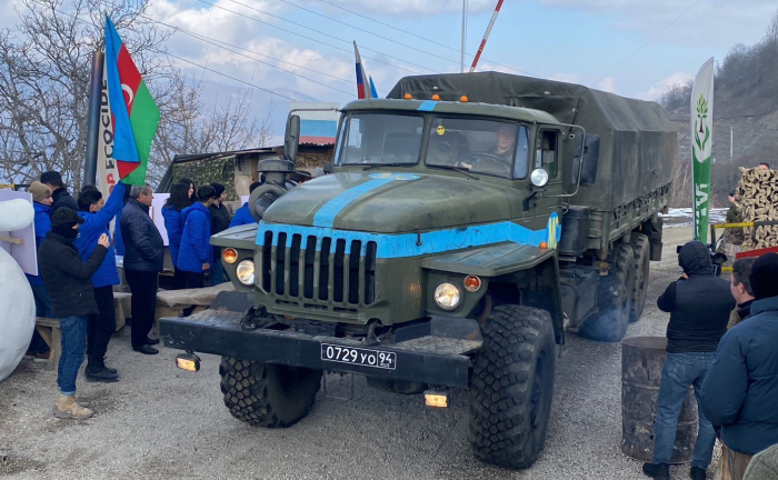   Fahrzeuge russischer Friedenstruppen bewegen sich frei entlang der Latschin-Chankendi-Straße  