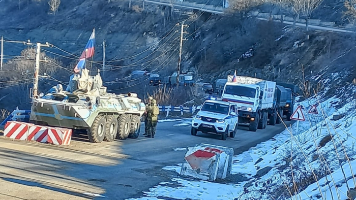   18 Fahrzeuge russischer Friedenstruppen passieren ungehindert die Latschin-Chankendi-Straße  