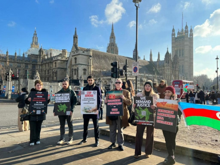 Representantes de la diáspora azerbaiyana celebran una acción de protesta ante el Parlamento británico