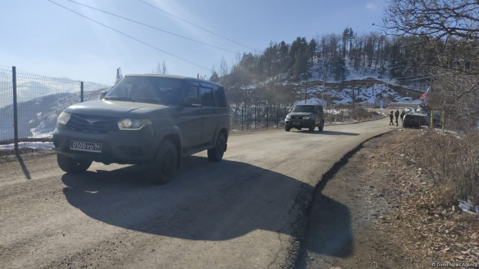 Passenger cars of Russian peacekeepers move freely along Azerbaijan