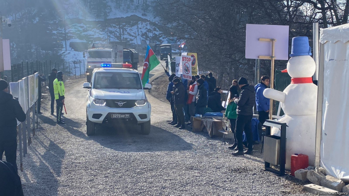   Weitere Fahrzeuge russischer Friedenstruppen bewegen sich frei entlang der Latschin-Chankendi-Straße  