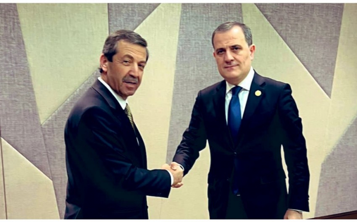   Jeyhun Bayramov traf sich mit dem Außenminister von Nordzypern  