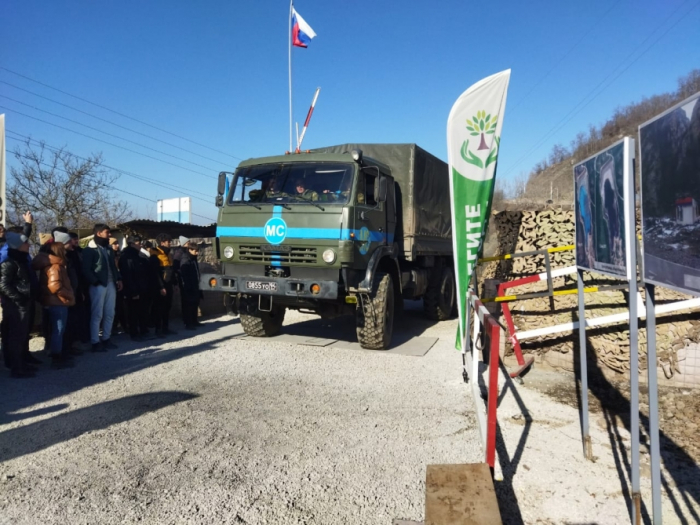   Two more vehicles of Russian peacekeeping contingent pass freely through protest area   