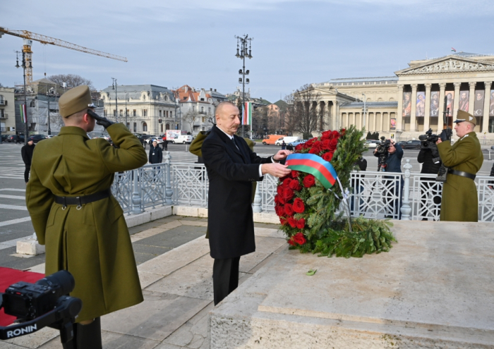  President Ilham Aliyev visits tomb of Unknown Soldier in Budapest 