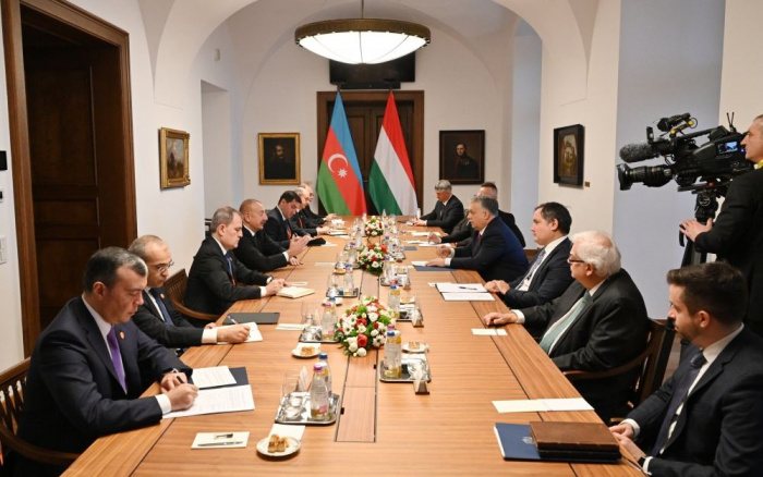  Expanded meeting held between Azerbaijani President and Hungarian PM 