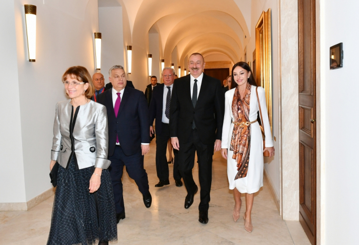 Un dîner officiel offert en l’honneur du président azerbaïdjanais et de son épouse