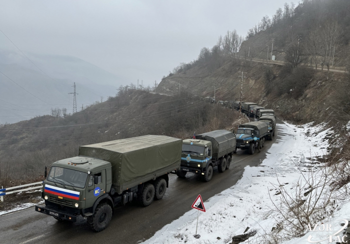   19 weitere Fahrzeuge russischer Friedenstruppen fahren frei entlang der Latschin-Chankendi-Straße  