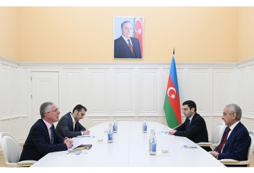  El Viceprimer Ministro de Azerbaiyán se reúne con el Embajador británico en Azerbaiyán 