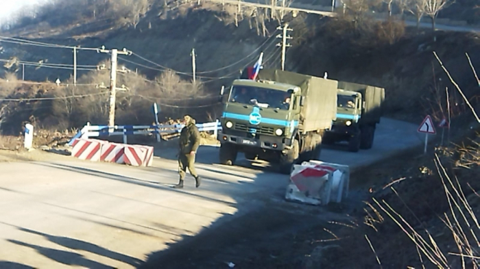 Three more vehicles belonging to Russian peacekeeping contingent pass freely through protest area