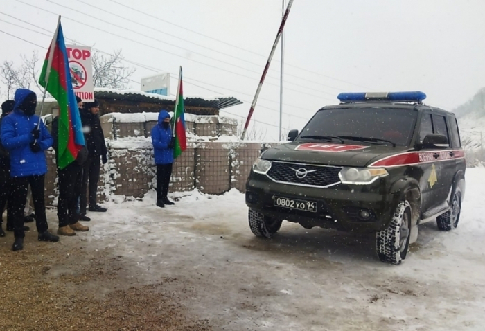 Russian peacekeepers’ passenger car passes freely along Lachin-Khankandi road