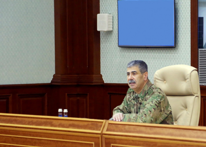  Ministro de Defensa de Azerbaiyán celebra reunión oficial 