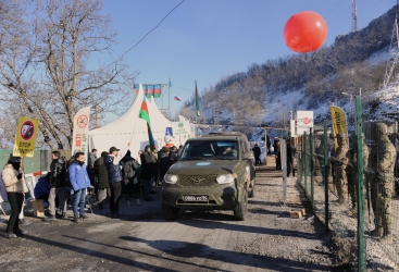 Two more passenger cars of Russian peacekeepers pass along Lachin-Khankandi road without hindrance