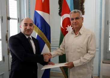 Embajador de Azerbaiyán presenta una copia de sus cartas credenciales al viceministro de Relaciones Exteriores de Cuba