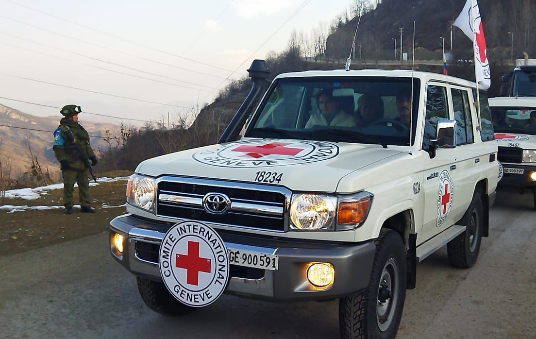 Seven ICRC vehicles move freely along Azerbaijan